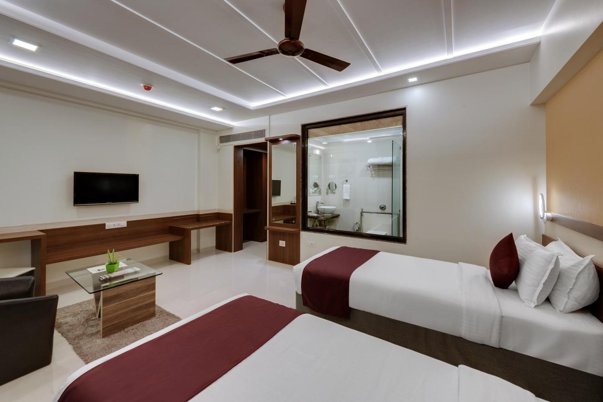 Click Hotel Sagar Plaza Chakan, Pune Zewnętrze zdjęcie