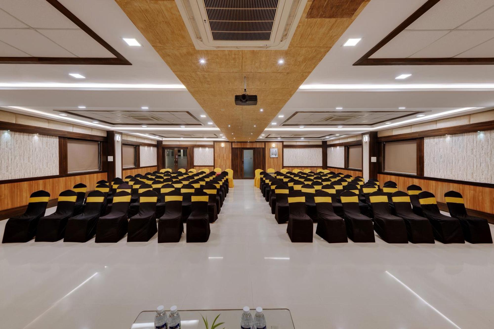 Click Hotel Sagar Plaza Chakan, Pune Zewnętrze zdjęcie