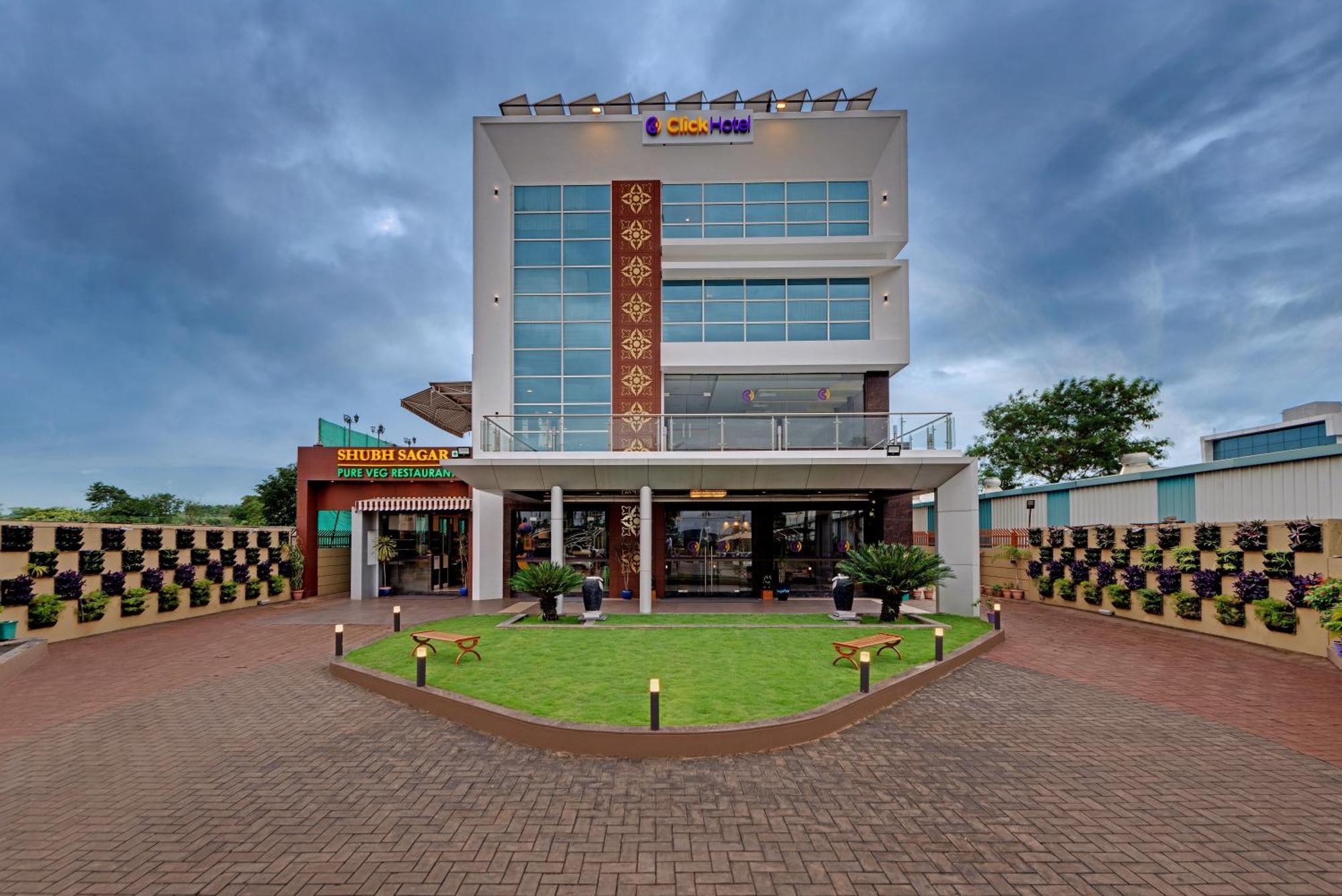 Click Hotel Sagar Plaza Chakan, Pune Zewnętrze zdjęcie